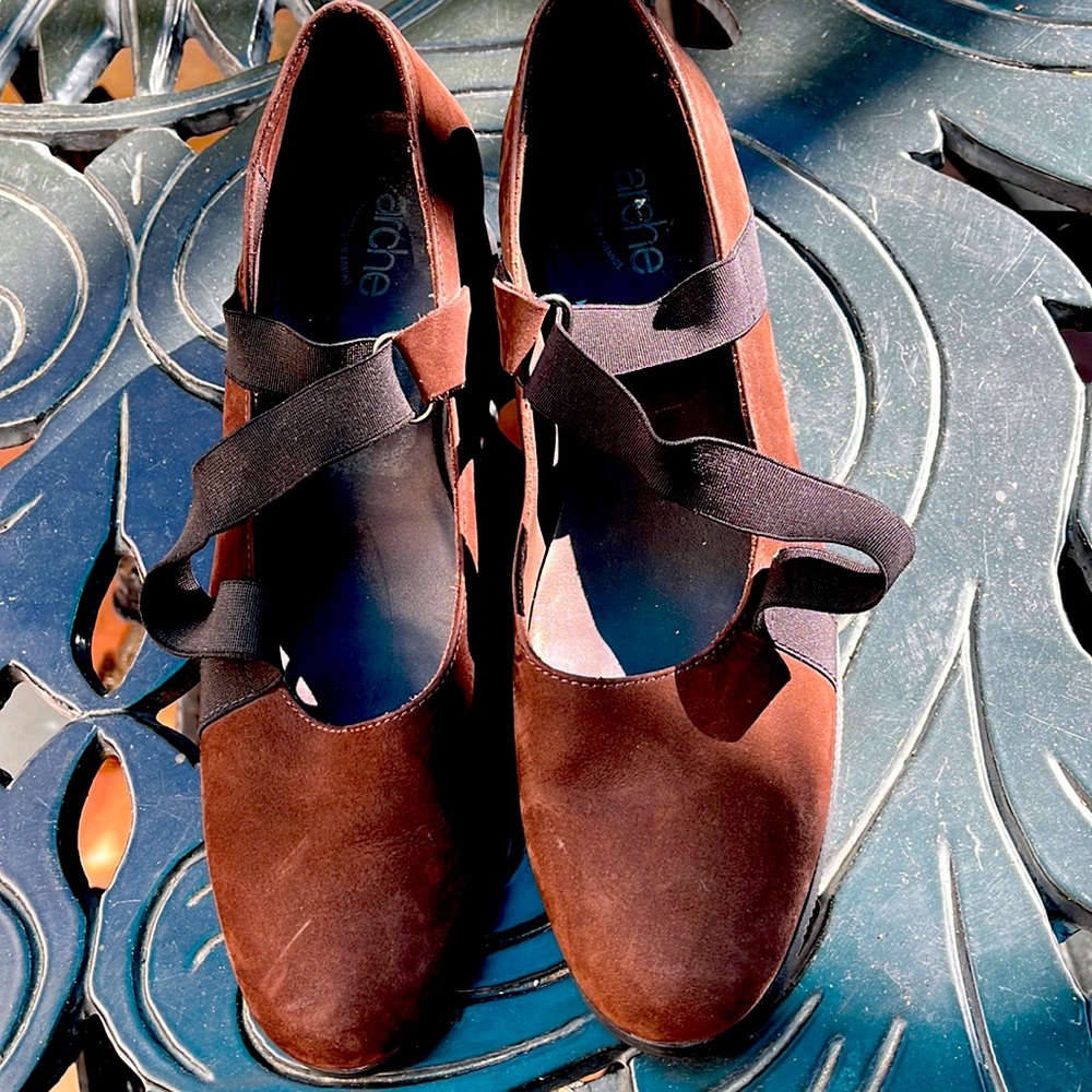 Beautiful pair of Arche shoes euro size 39. In excellent preowned condition